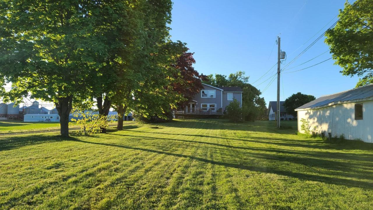 Small Town Bound Inn Montague Extérieur photo