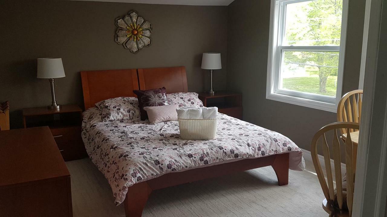Small Town Bound Inn Montague Extérieur photo